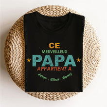 Charger l&#39;image dans la galerie, T-shirt Ce merveilleux papa appartient à + prénom des enfants