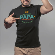 Charger l&#39;image dans la galerie, T-shirt Ce merveilleux papa appartient à + prénom des enfants